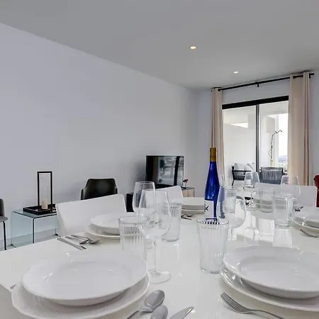 2 Bedroom Ground Floor @ Hills! Apartment