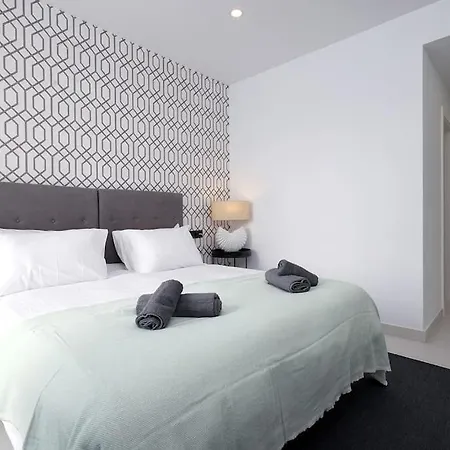 Apartment 2 Bedroom Ground Floor @ Hills! *