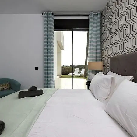 2 Bedroom Ground Floor @ Hills! Apartment