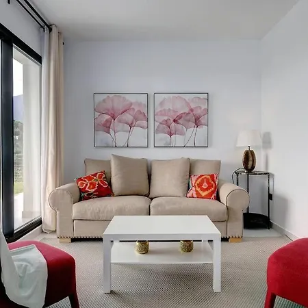 Apartment 2 Bedroom Ground Floor @ Hills!