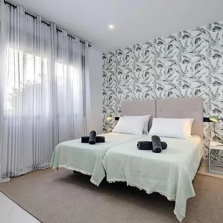 Apartment 2 Bedroom Ground Floor @ Hills! *