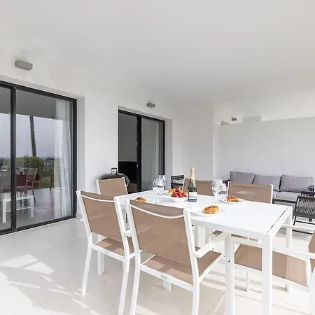 Apartment 2 Bedroom Ground Floor @ Hills! *